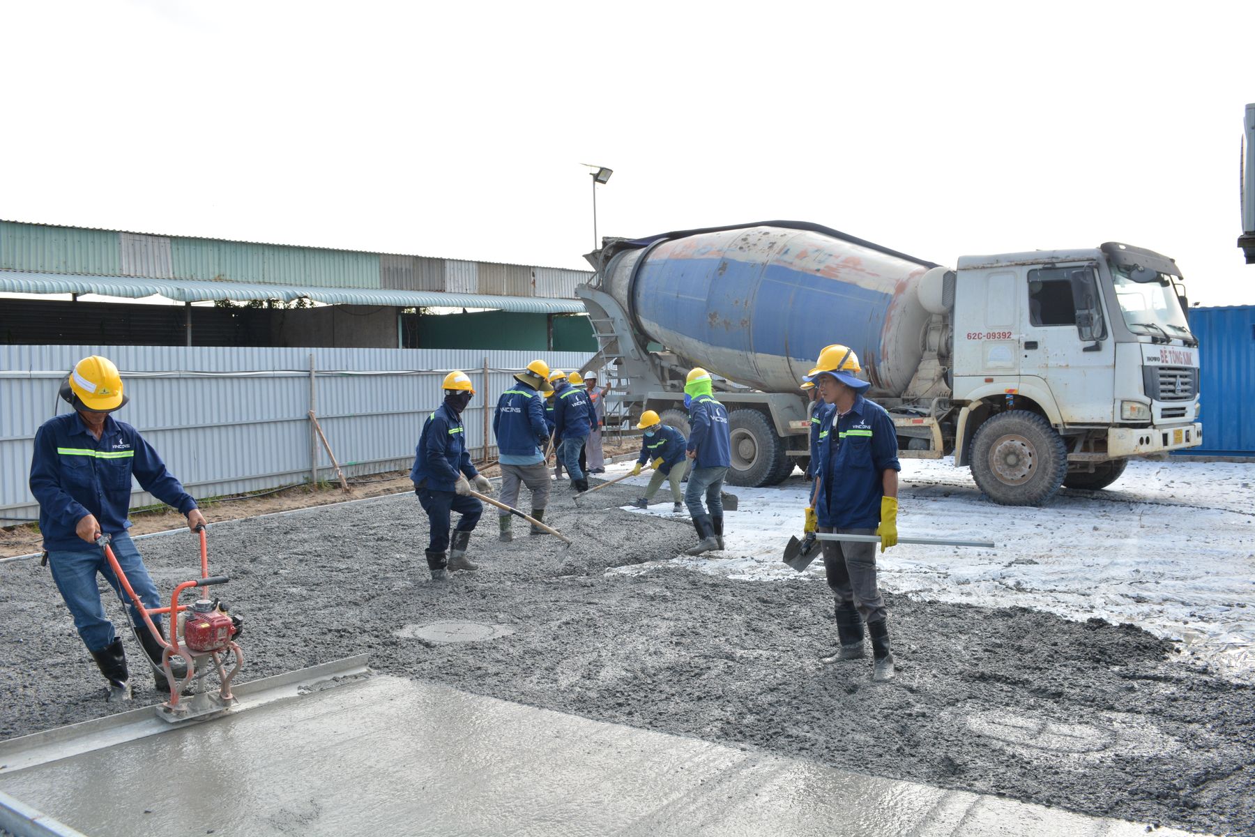 Crew placing and leveling concrete